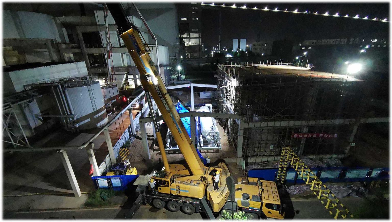 3 2水解器吊装作业--20200721--尿素车间西边楼顶-s
